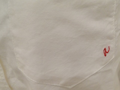 【セシール　and more(アンドモア)】白シャツ＆ジーパンのワンポイント刺繍