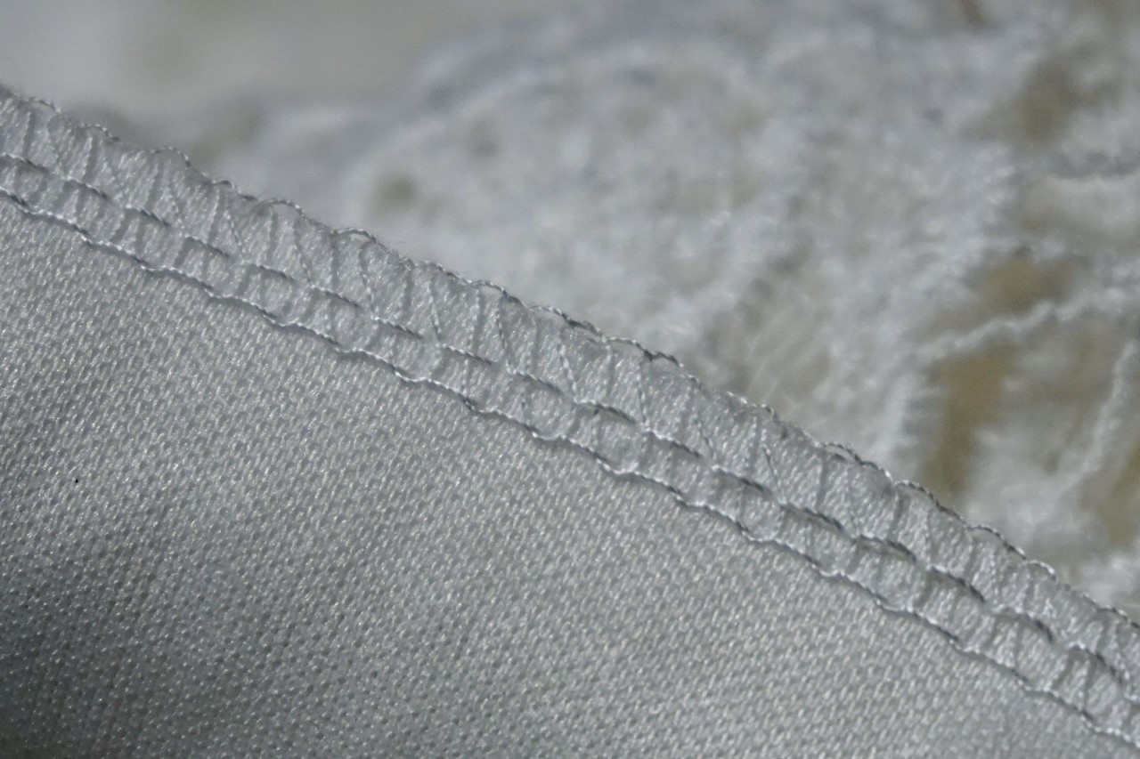 【fifth】縫製：裾のまつり縫いのクローズアップ